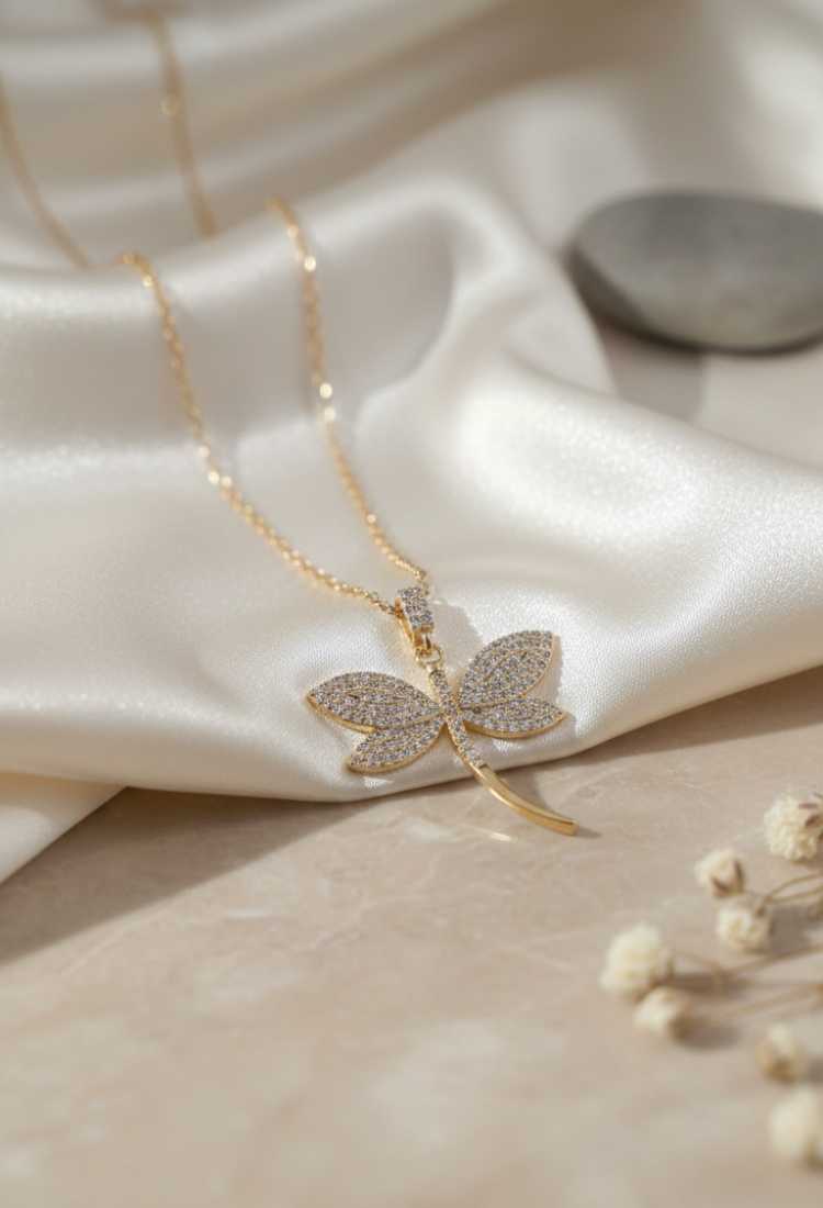 Altın Renkli Işıltılı Yusufçuk Figürlü Kadın Kolye